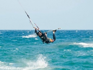 Volando entre las olas
